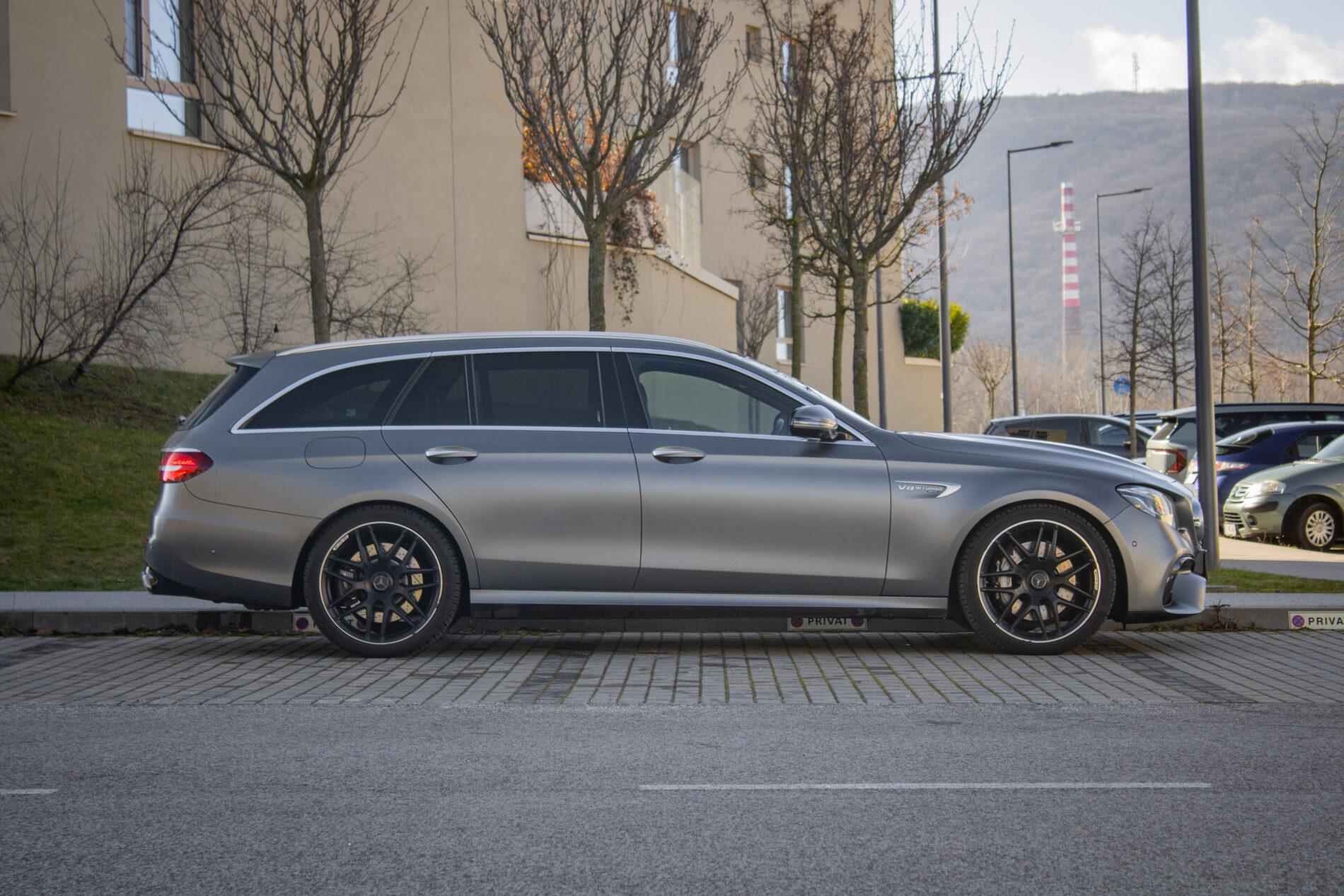 2019 Mercedes-Benz E 63 AMG, sivá kombi, 165 262 km