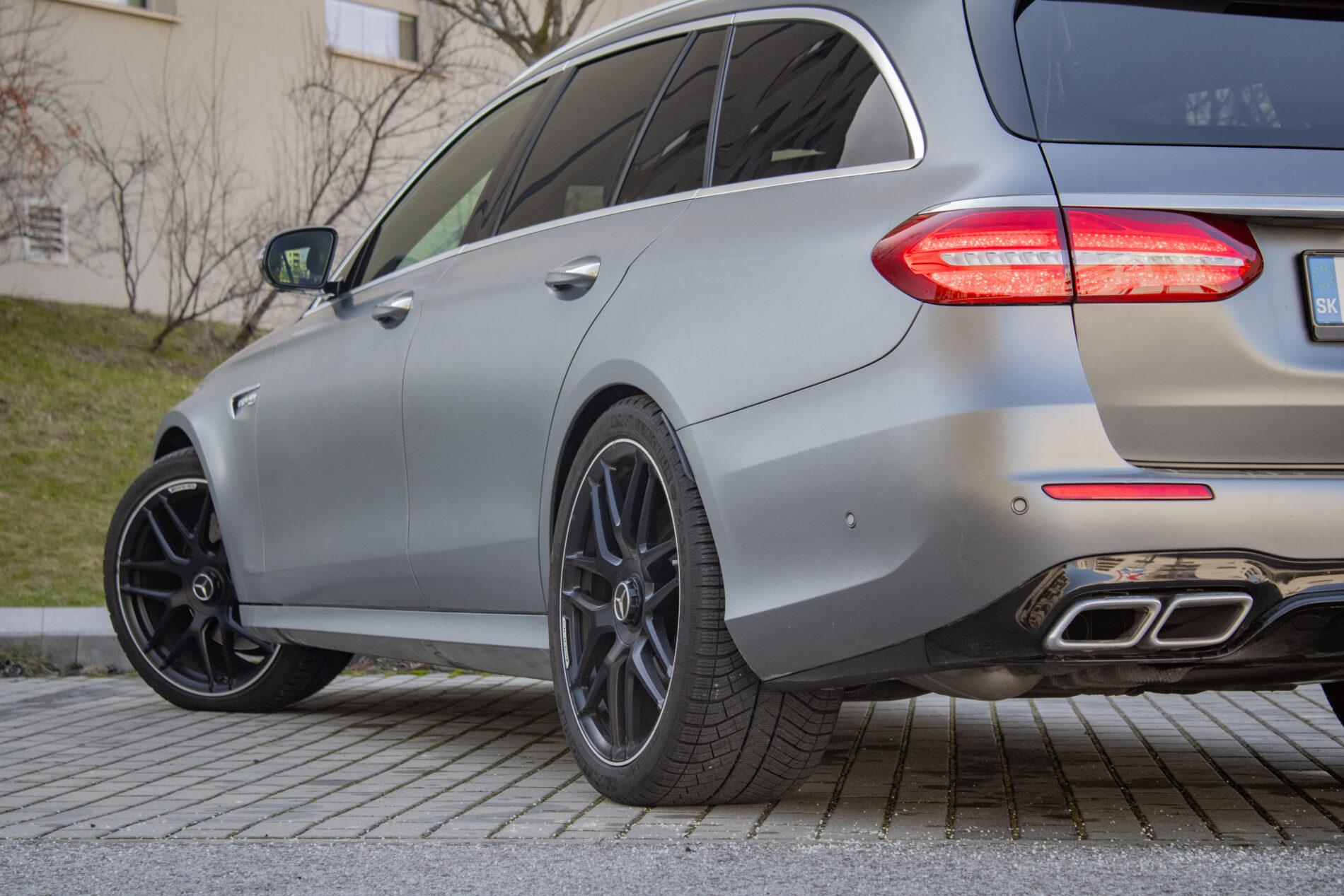 2019 Mercedes-Benz E 63 AMG, sivá kombi, 165 262 km