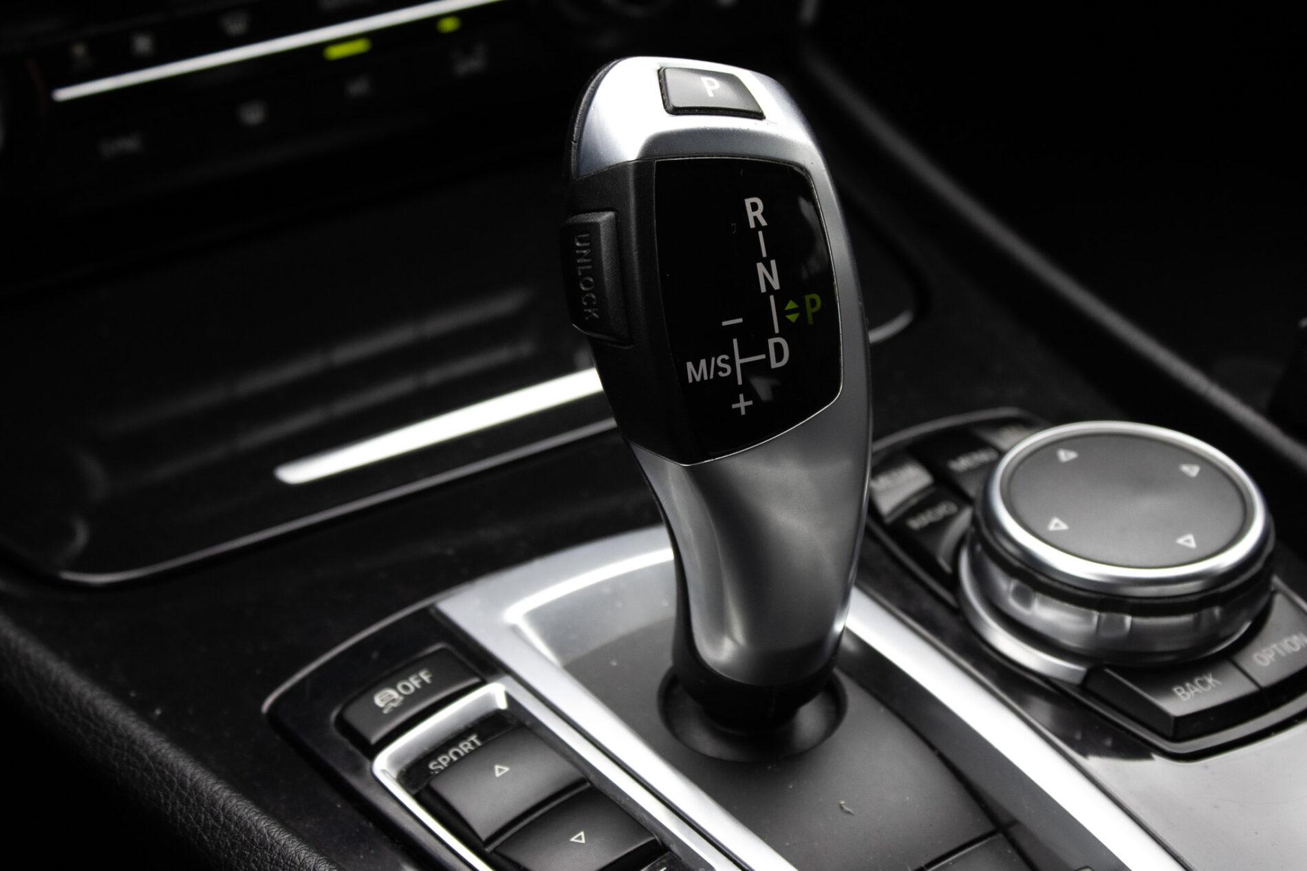 2015 BMW 530d, sivá sedan, 333 147 km