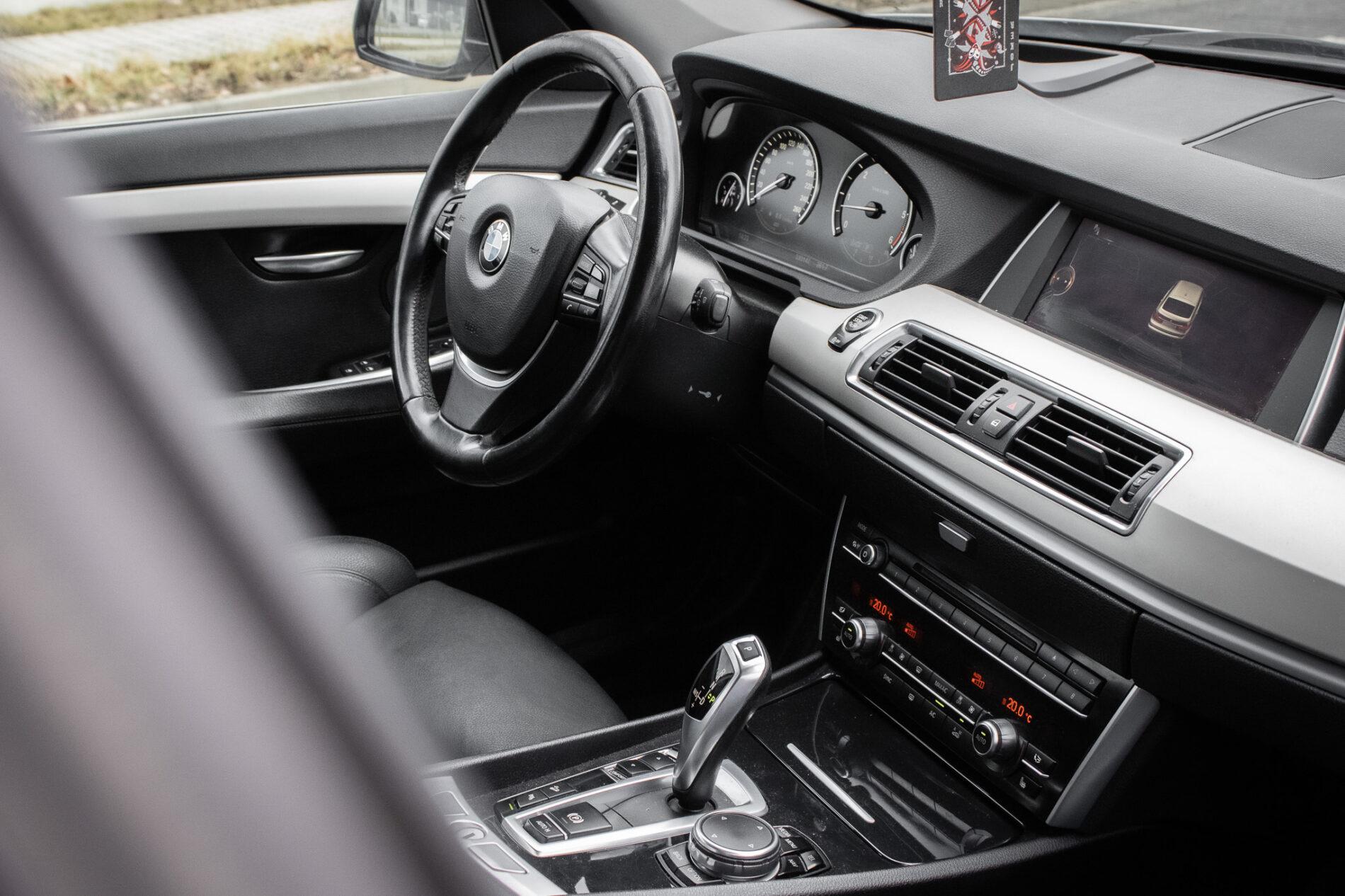 2015 BMW 530d, sivá sedan, 333 147 km