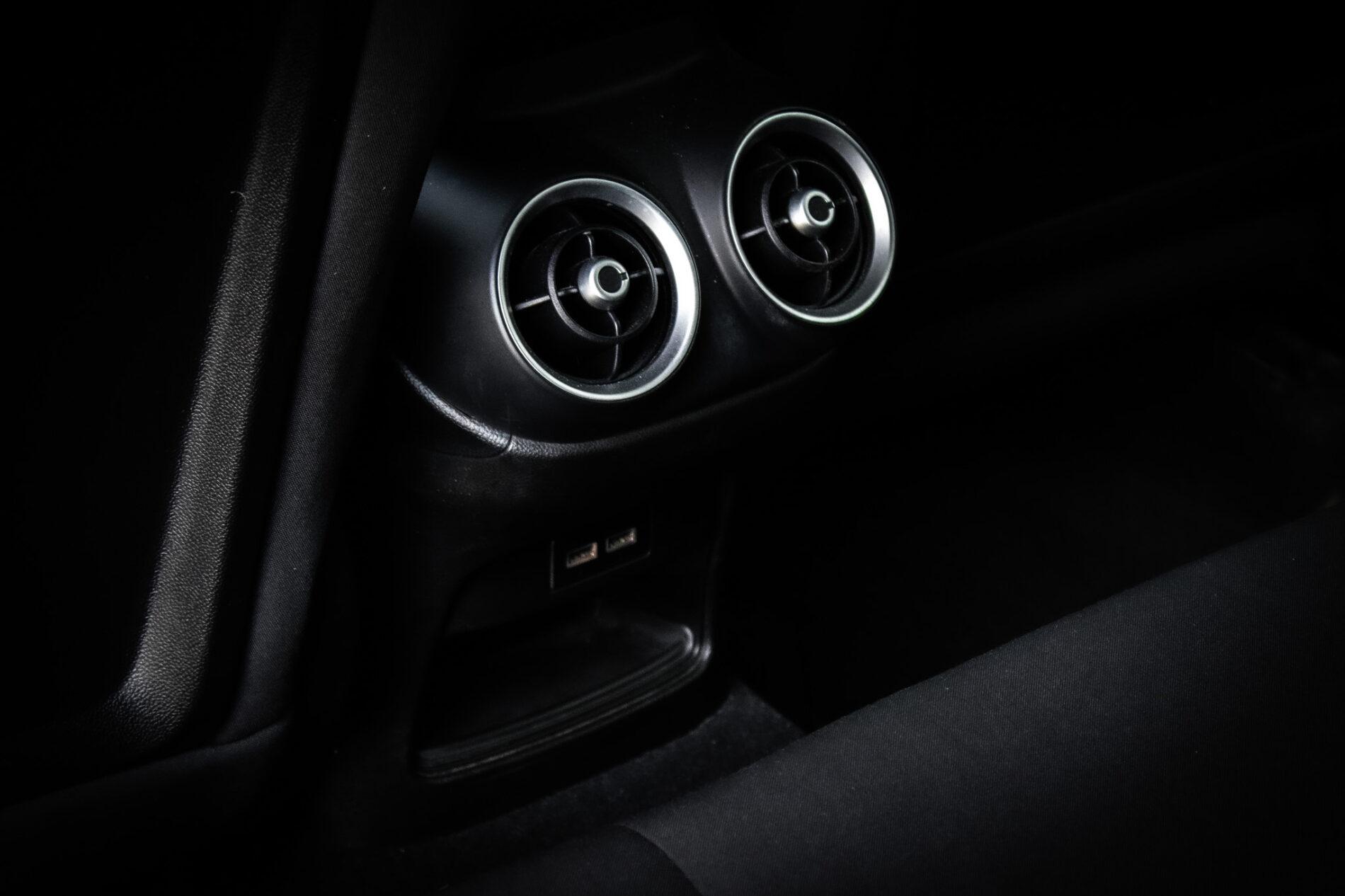 2021 Alfa Romeo Stelvio, strieborná suv, 136 500 km