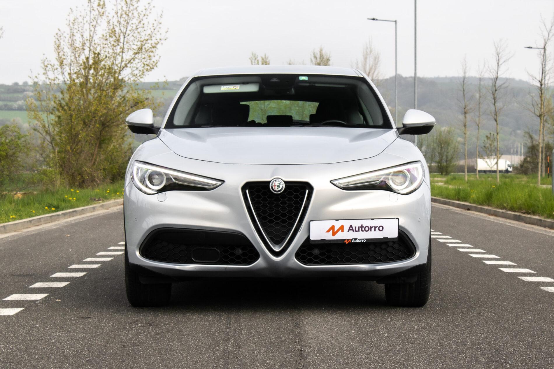 2021 Alfa Romeo Stelvio, strieborná suv, 136 500 km