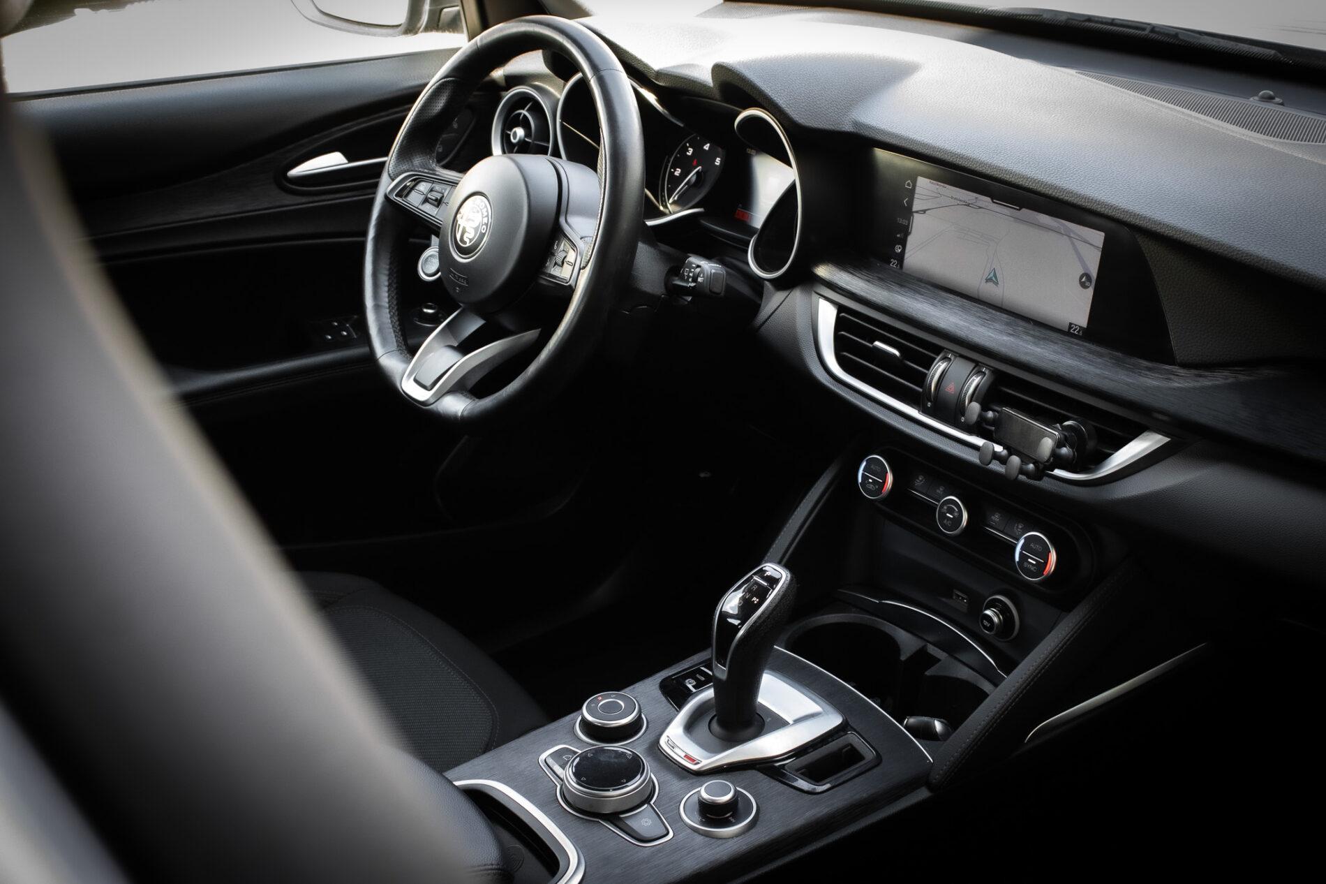 2021 Alfa Romeo Stelvio, strieborná suv, 136 500 km