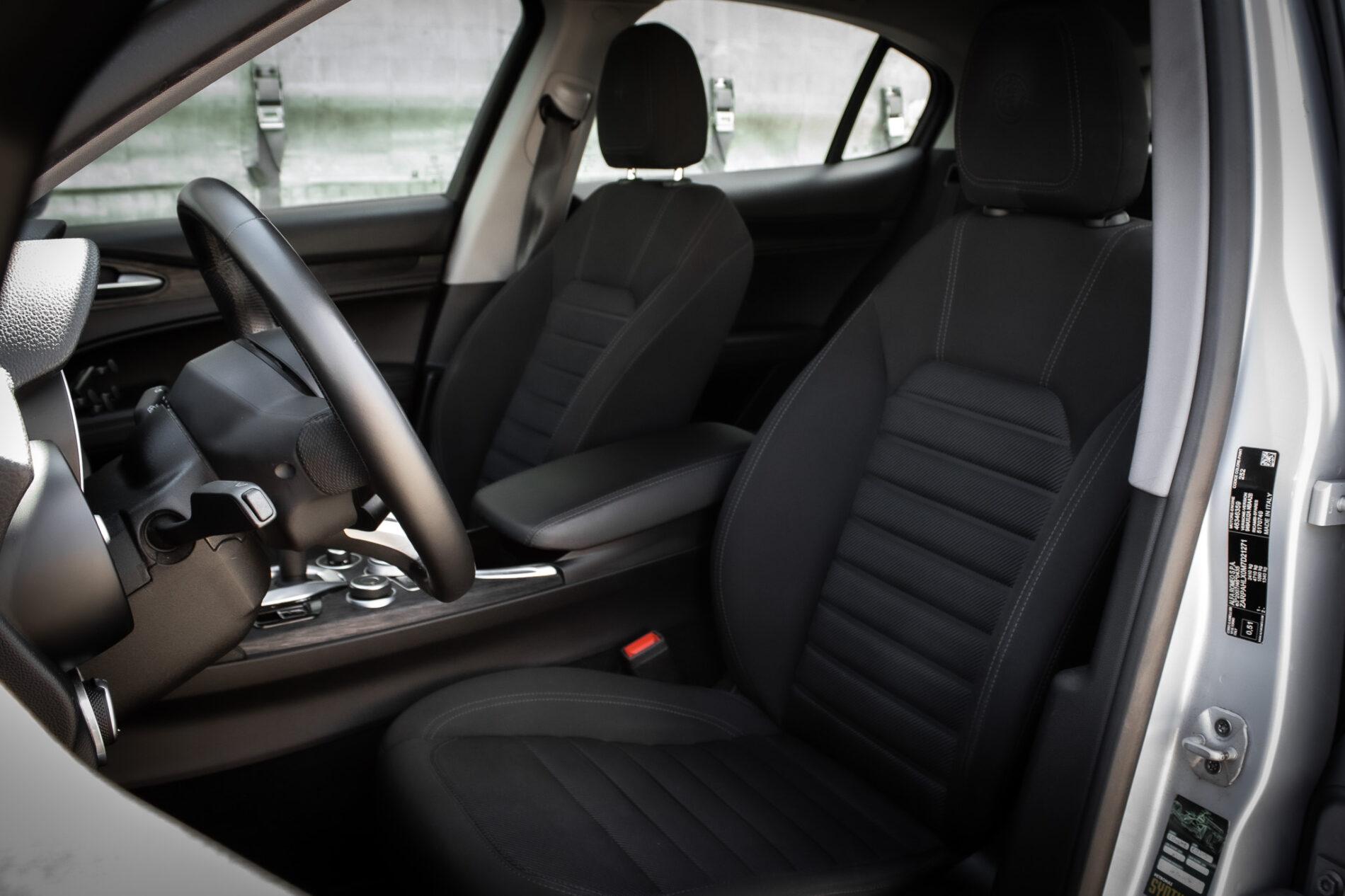 2021 Alfa Romeo Stelvio, strieborná suv, 136 500 km