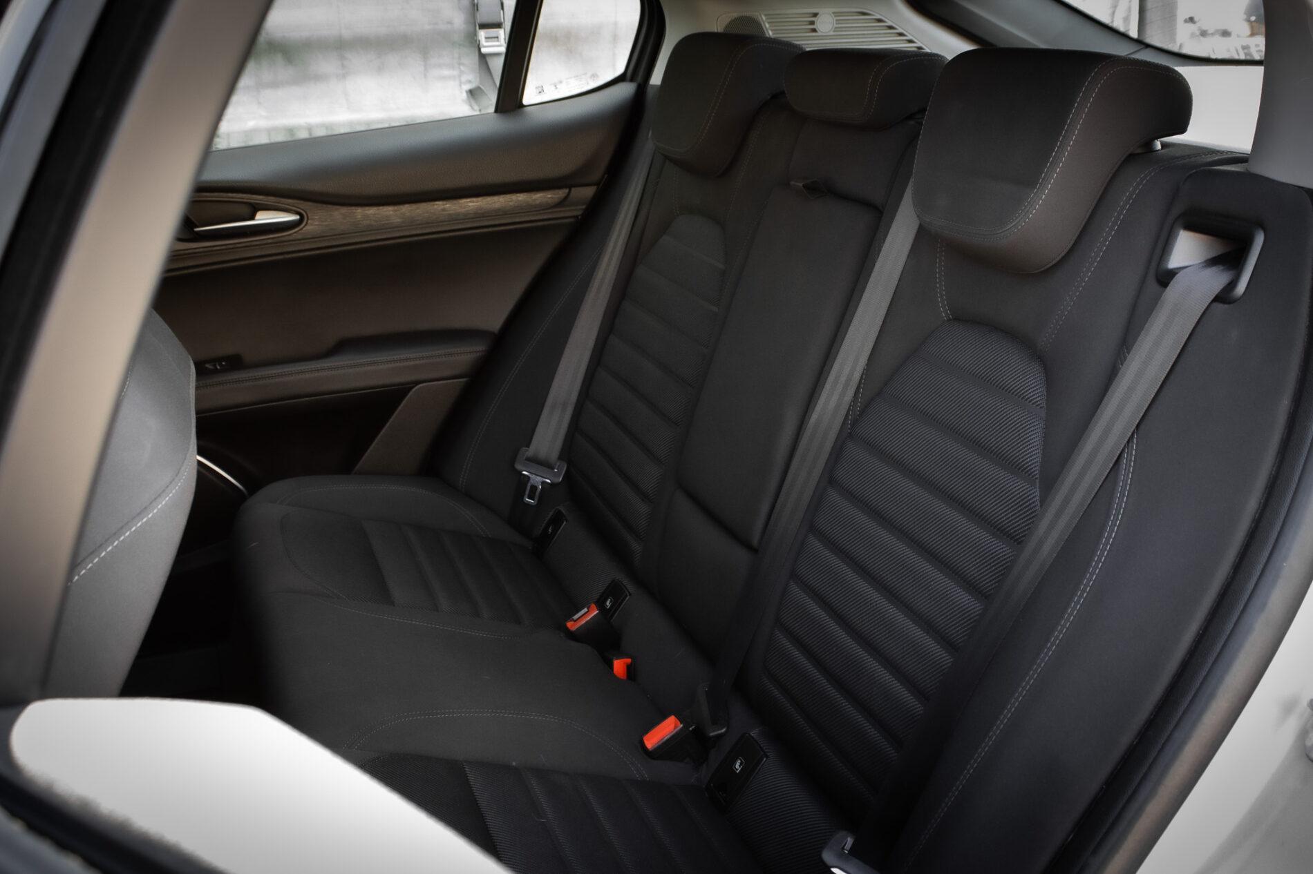 2021 Alfa Romeo Stelvio, strieborná suv, 136 500 km