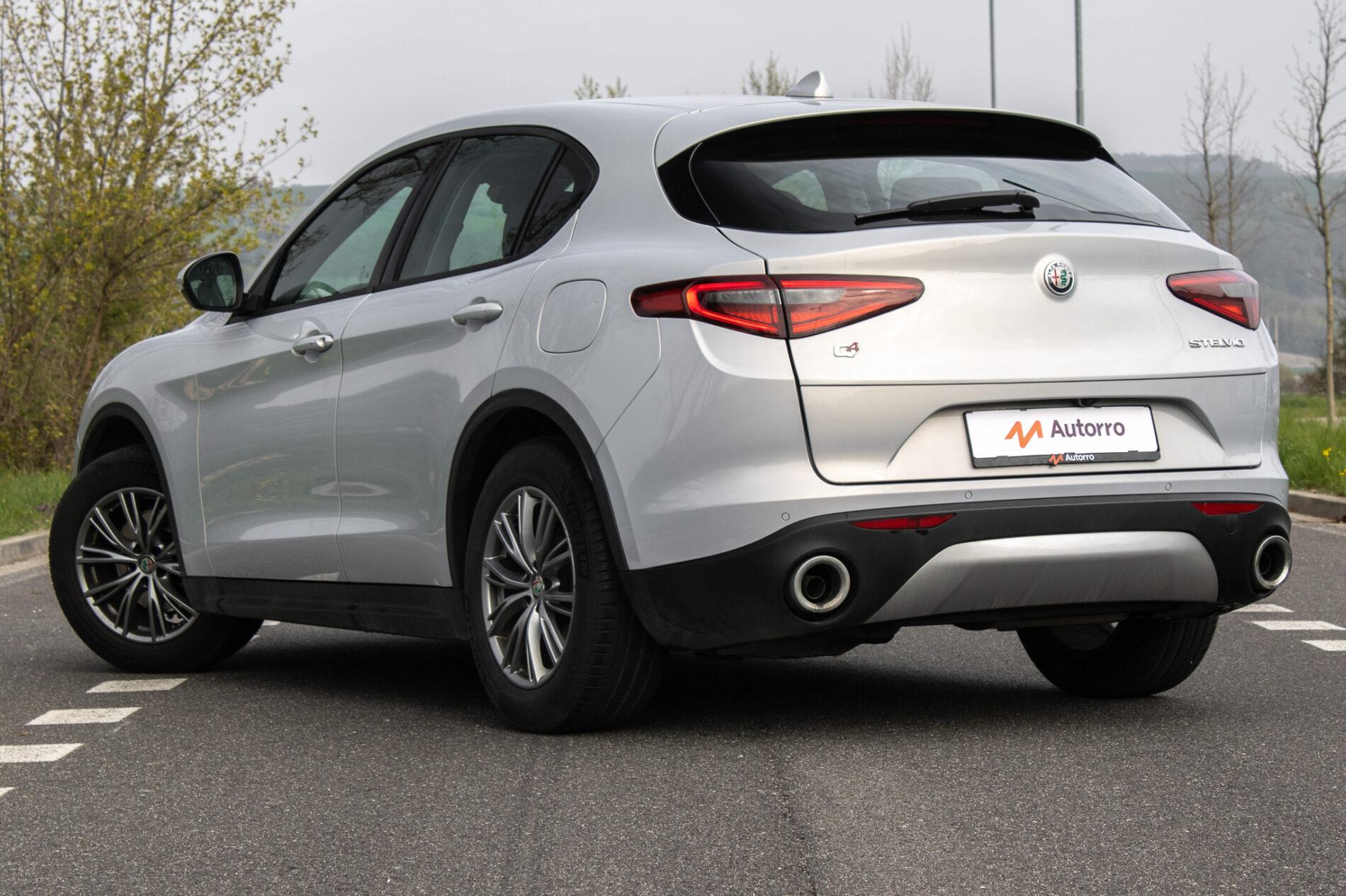 2021 Alfa Romeo Stelvio, strieborná suv, 136 500 km