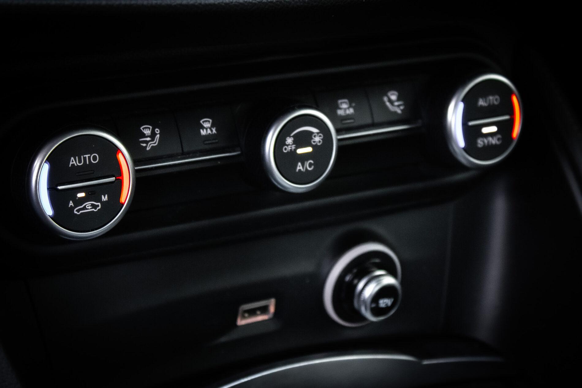 2021 Alfa Romeo Stelvio, strieborná suv, 136 500 km