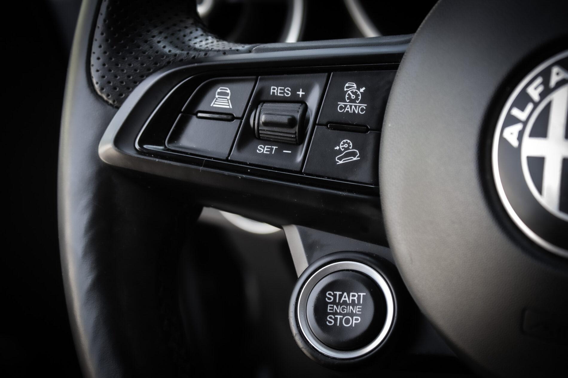 2021 Alfa Romeo Stelvio, strieborná suv, 136 500 km