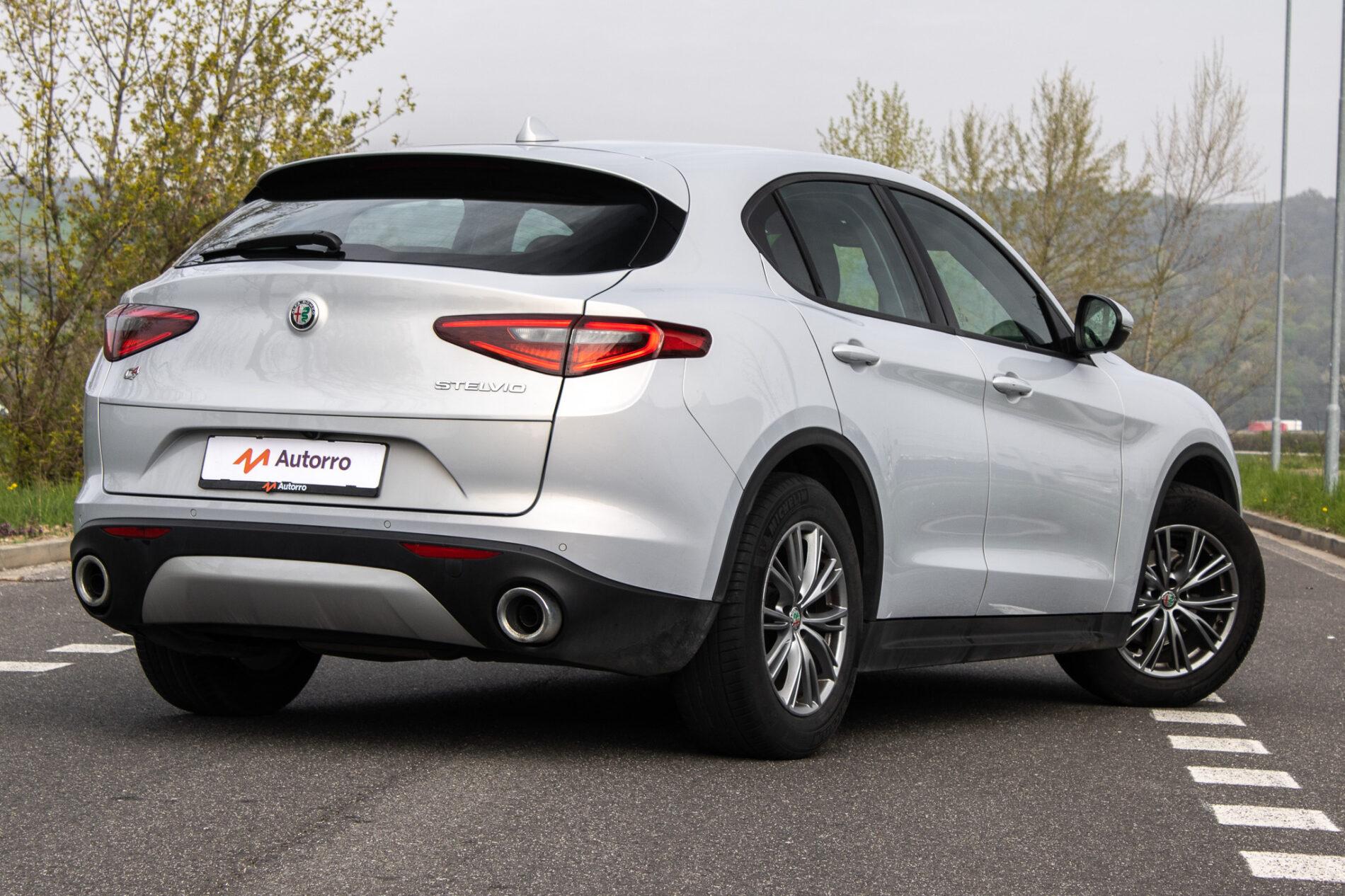2021 Alfa Romeo Stelvio, strieborná suv, 136 500 km