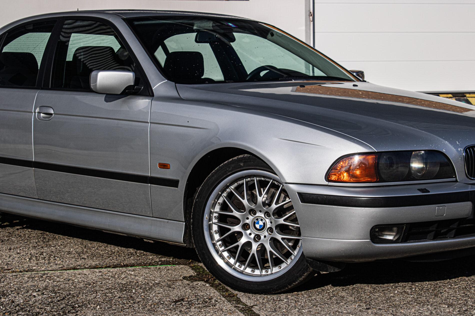 1999 BMW 540i, strieborná sedan, 270 439 km