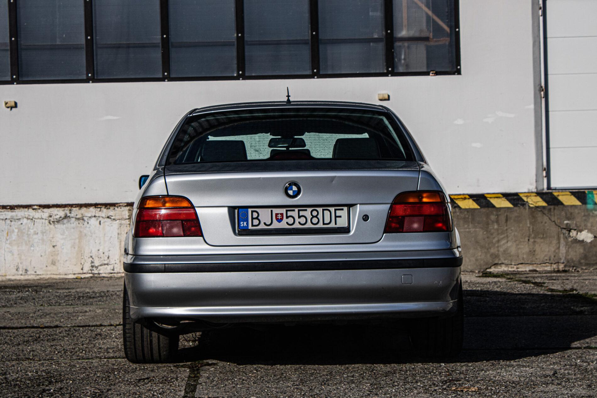 1999 BMW 540i, strieborná sedan, 270 439 km