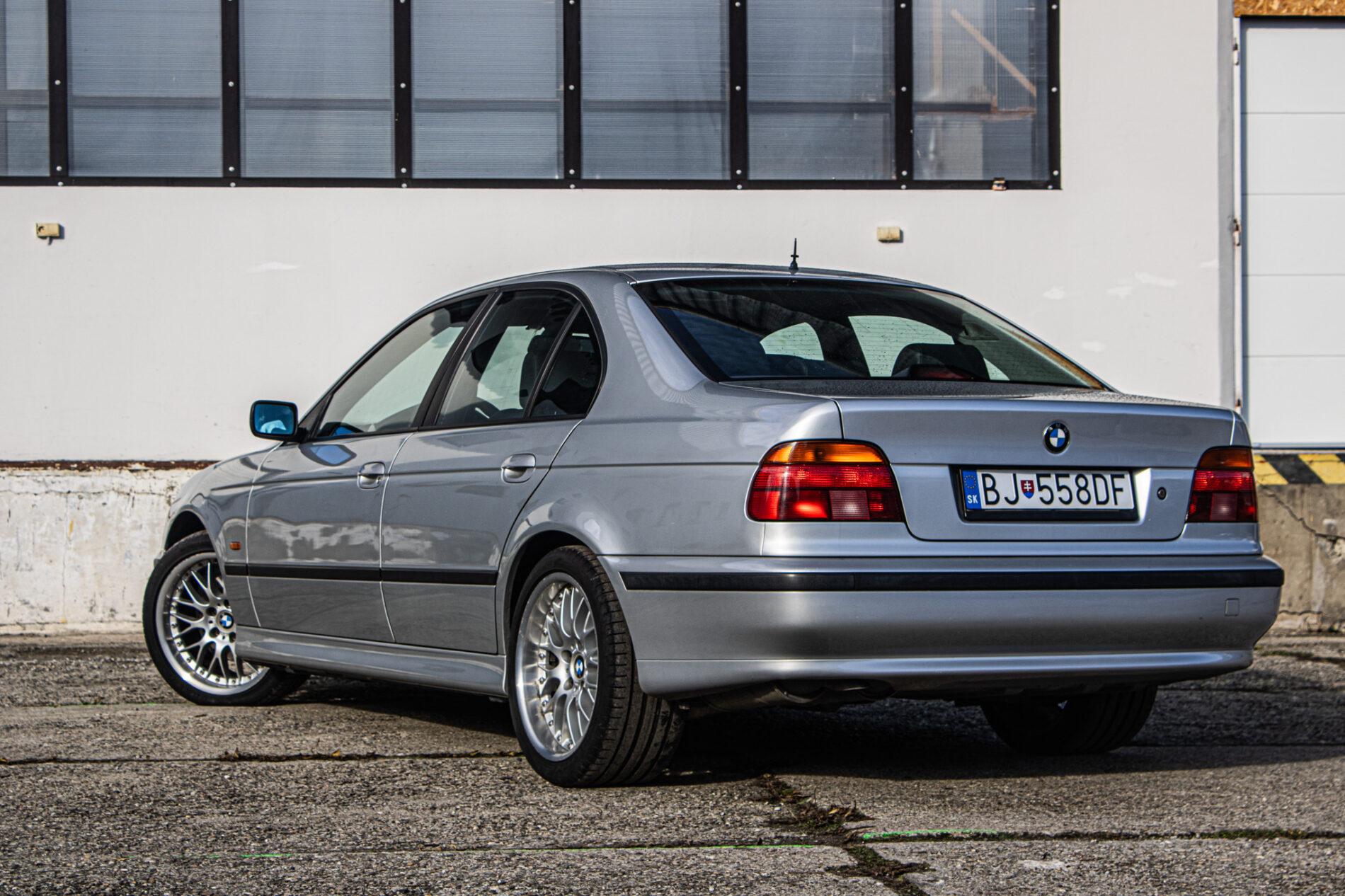 1999 BMW 540i, strieborná sedan, 270 439 km