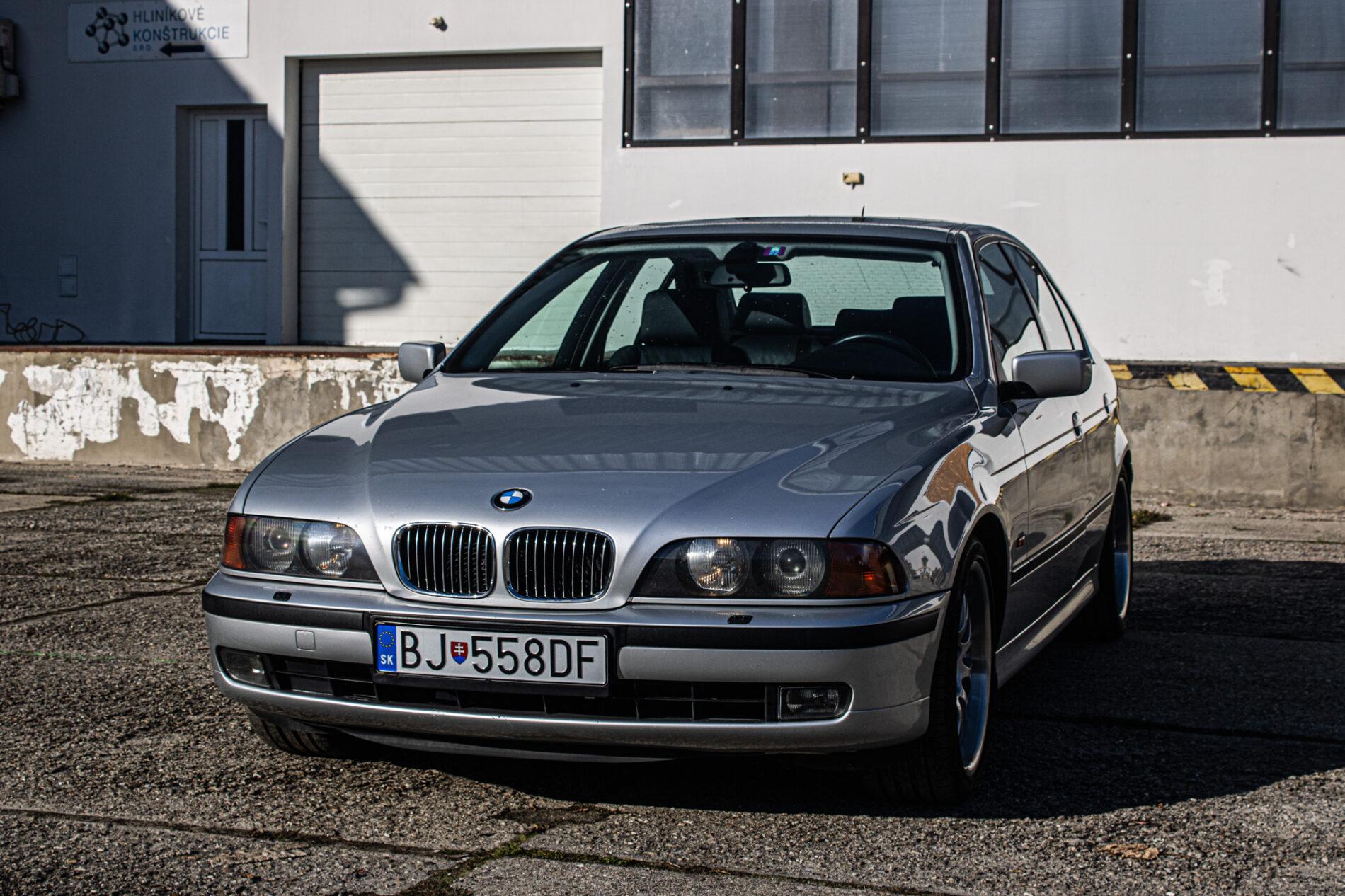 1999 BMW 540i, strieborná sedan, 270 439 km