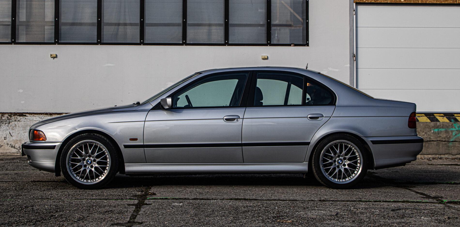 1999 BMW 540i, strieborná sedan, 270 439 km