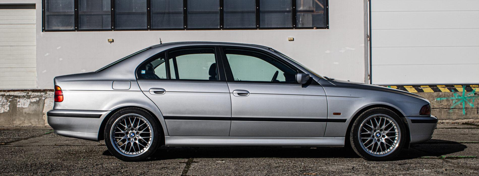 1999 BMW 540i, strieborná sedan, 270 439 km