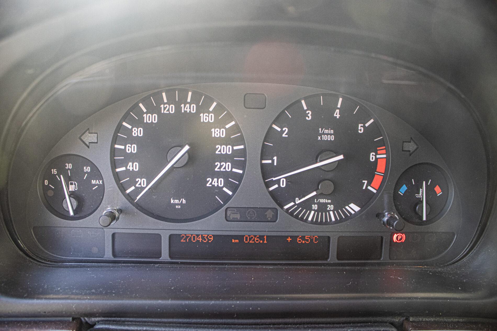 1999 BMW 540i, strieborná sedan, 270 439 km