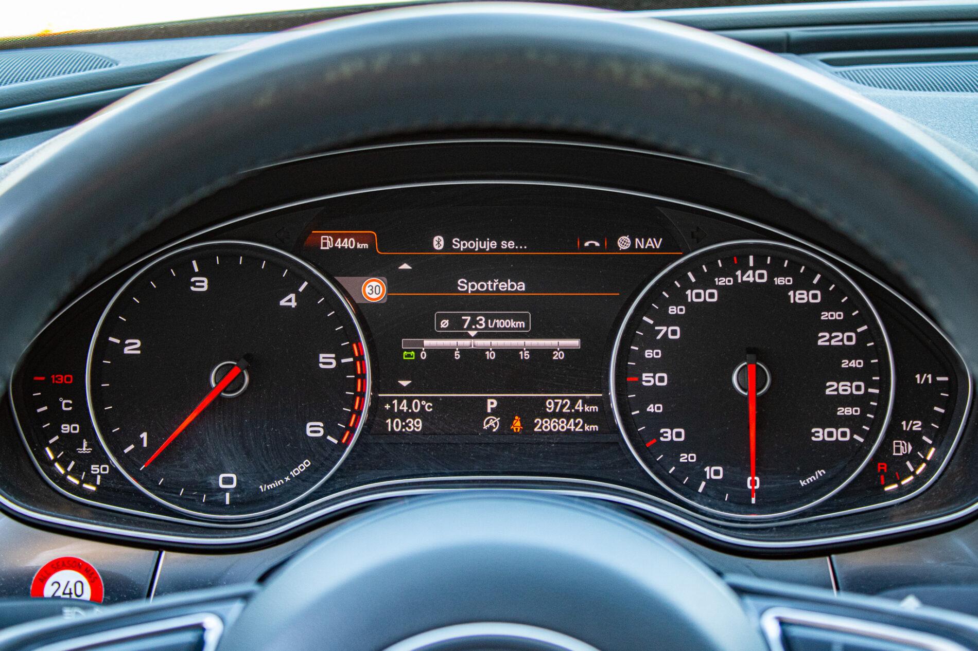 2015 AUDI A6, sivá kombi, 286 842 km