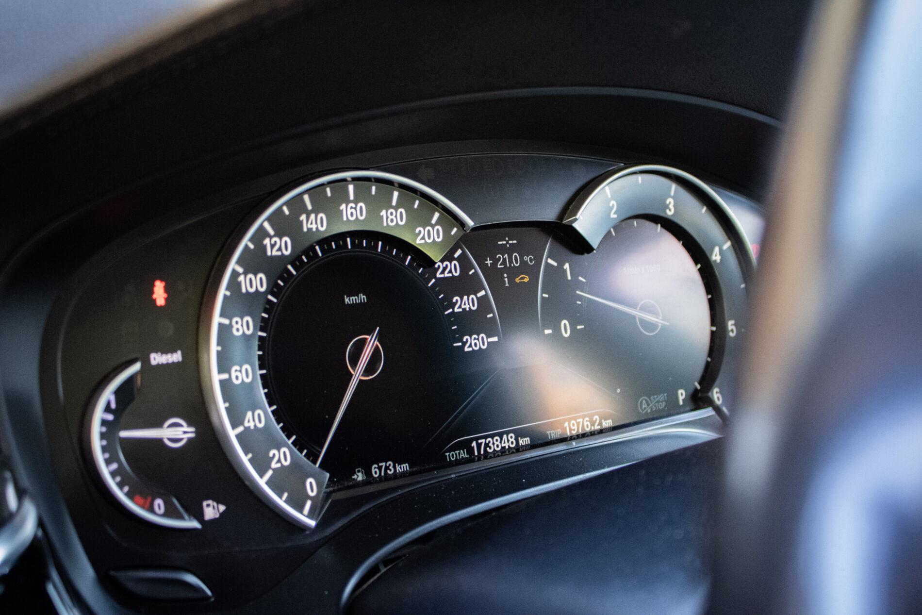 2017 BMW 530d, modrá sedan, 173 848 km