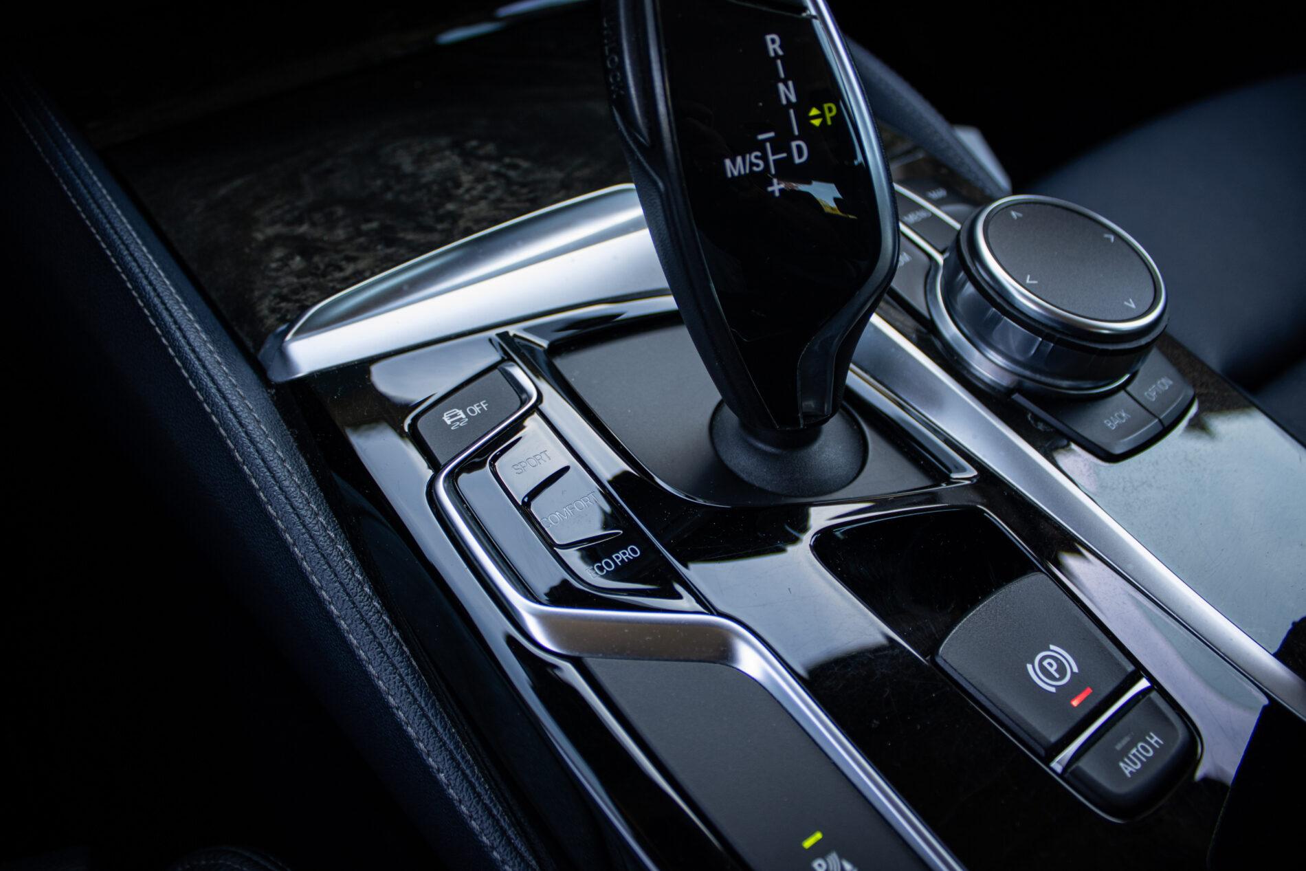2017 BMW 530d, modrá sedan, 173 848 km