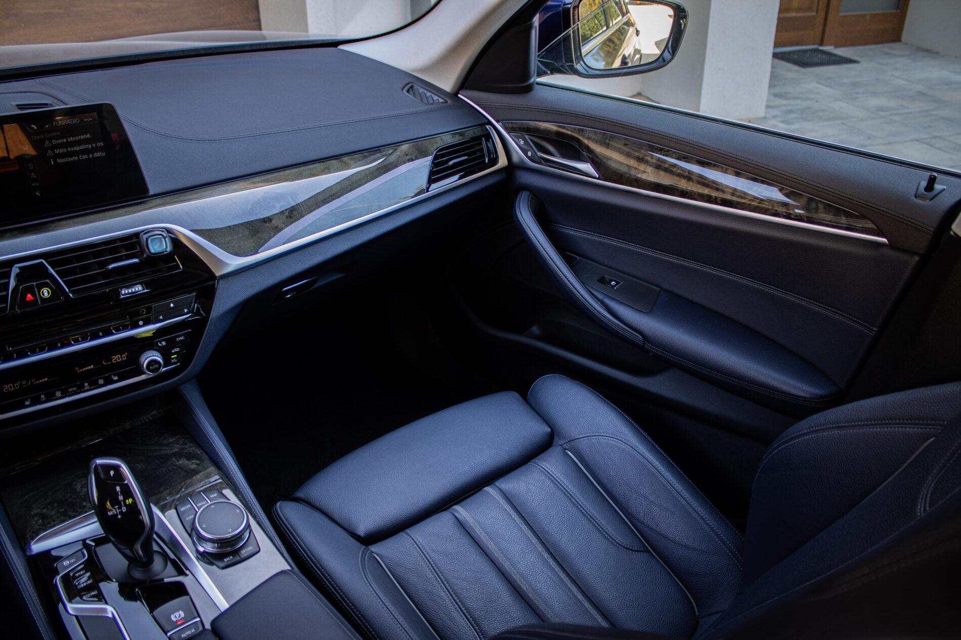 2017 BMW 530d, modrá sedan, 173 848 km