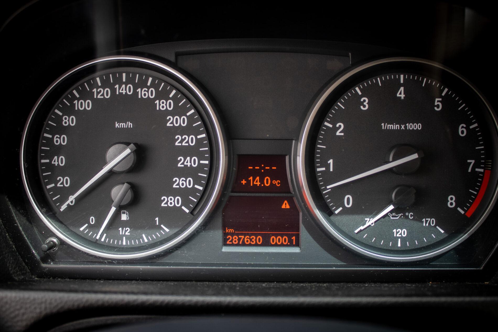 2008 BMW 325i, sivá kupé, 287 630 km