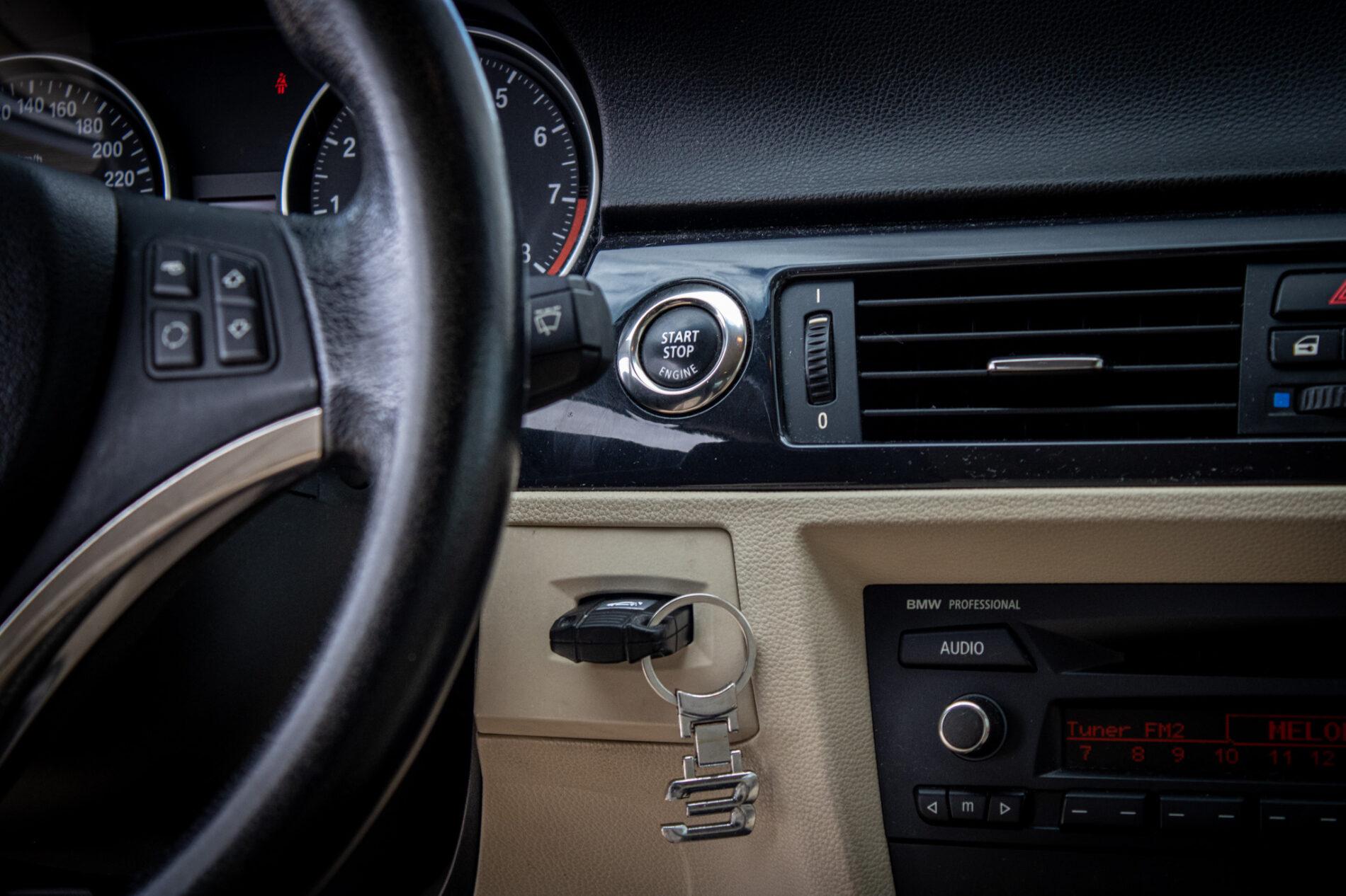 2008 BMW 325i, sivá kupé, 287 630 km