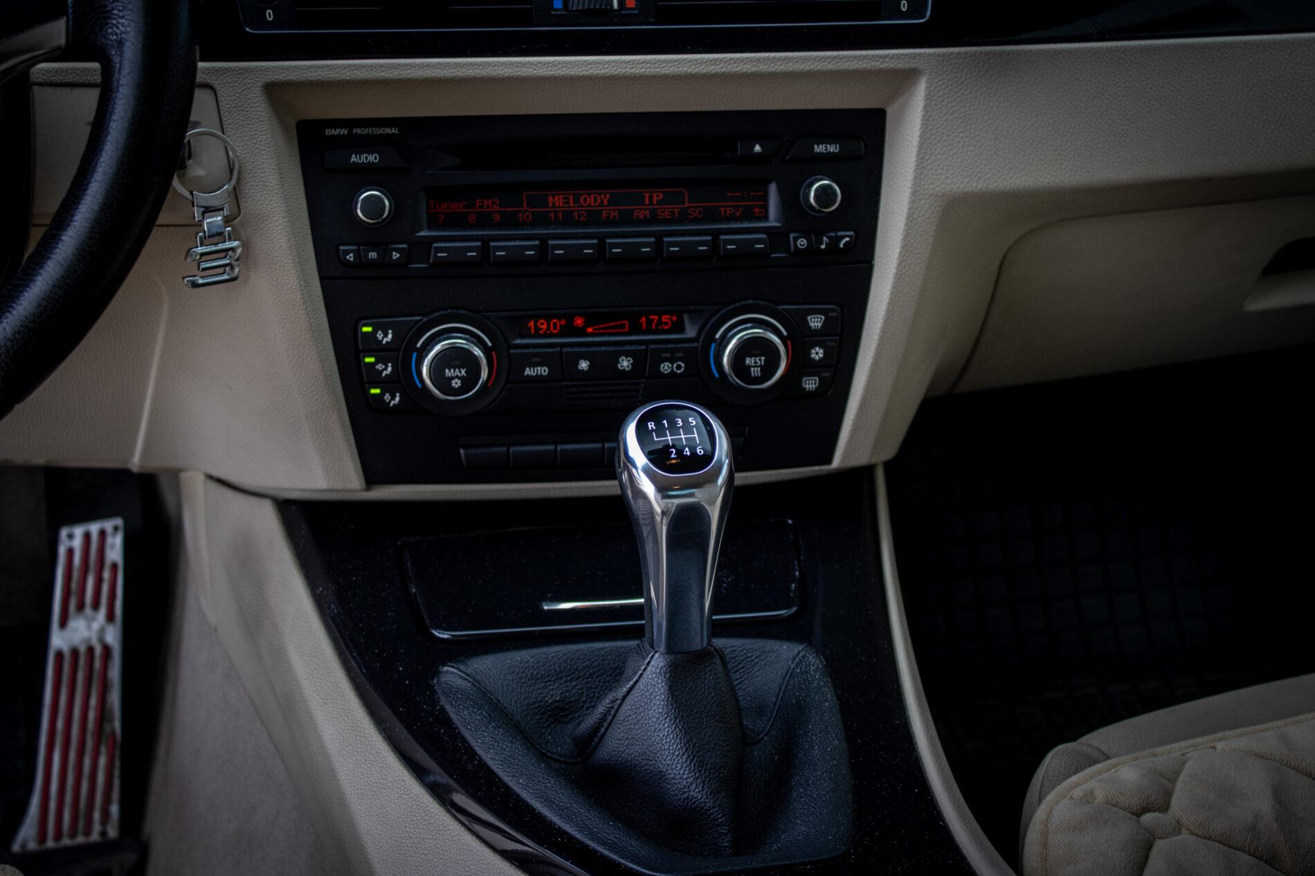 2008 BMW 325i, sivá kupé, 287 630 km