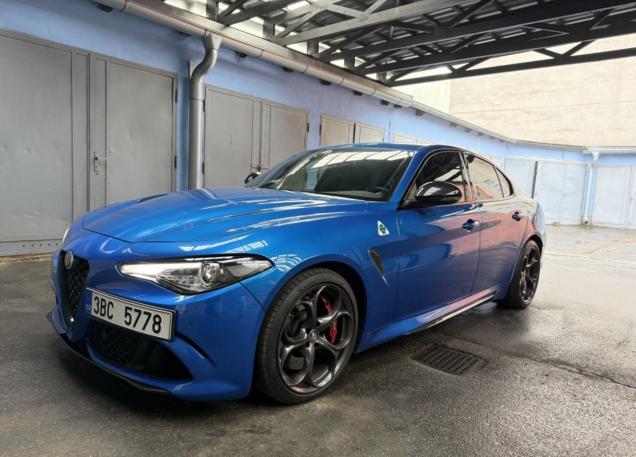 2021 Alfa Romeo Giulia Quadrifoglio, modrá sedan, 43 355 km