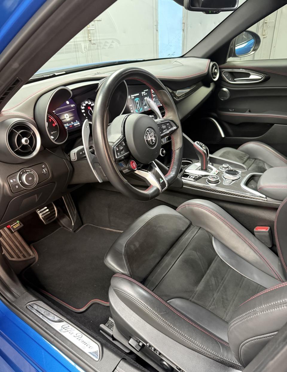 2021 Alfa Romeo Giulia Quadrifoglio, modrá sedan, 43 355 km