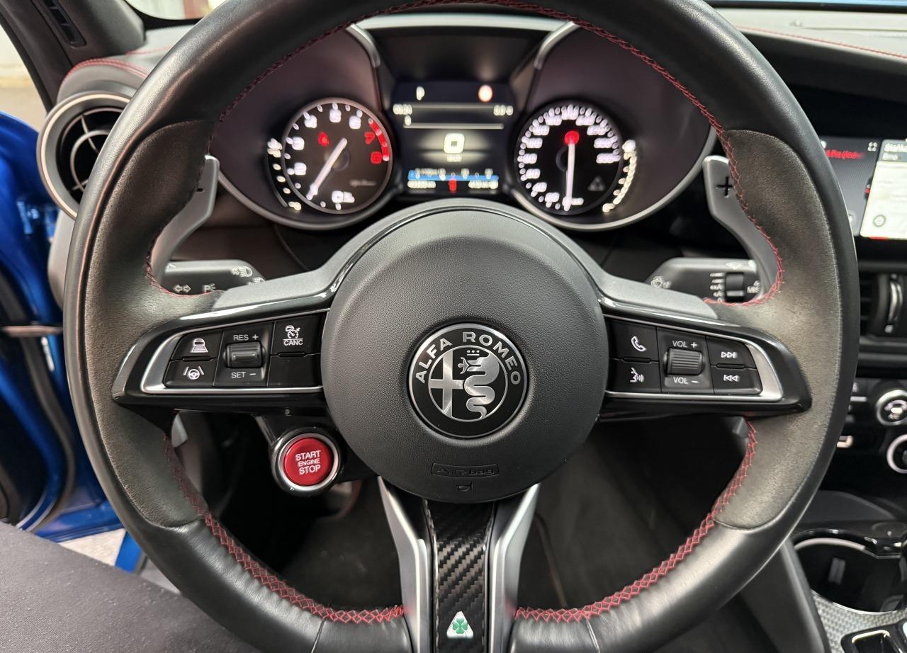 2021 Alfa Romeo Giulia Quadrifoglio, modrá sedan, 43 355 km