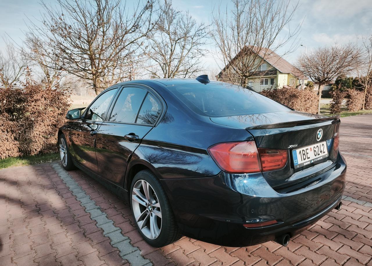 2012 BMW 335i, tmavomodrá sedan, 181 000 km