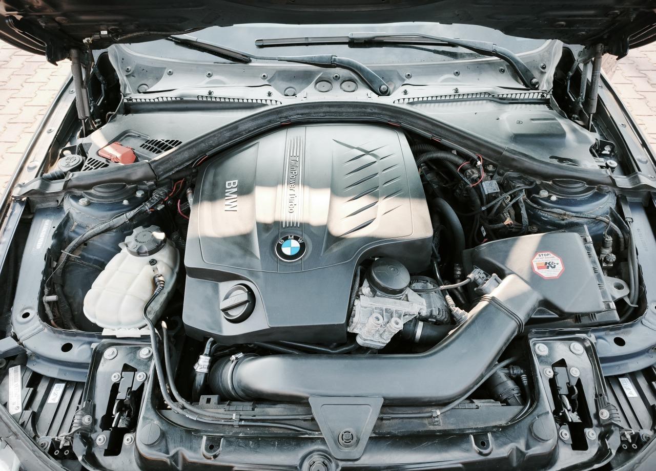 2012 BMW 335i, tmavomodrá sedan, 181 000 km