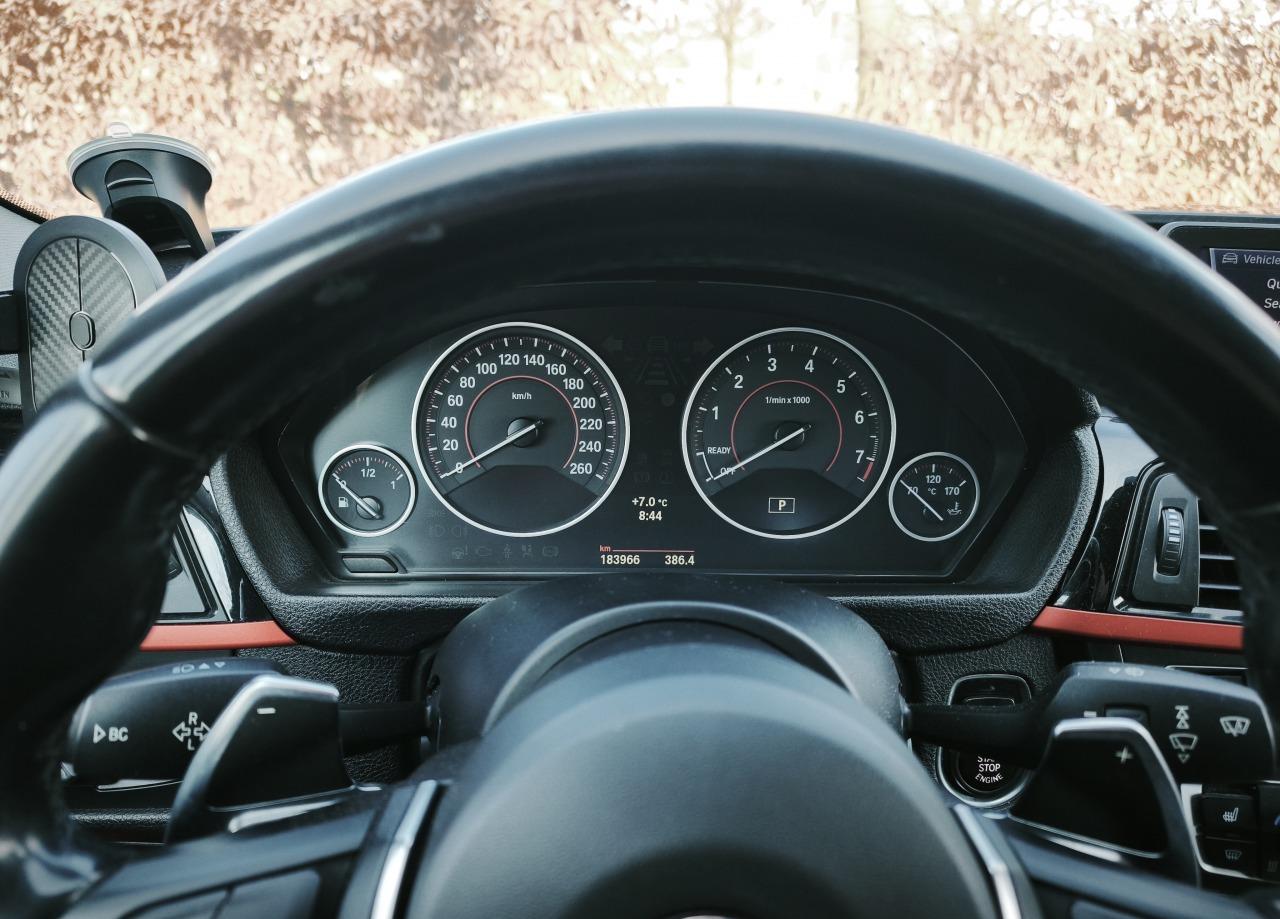 2012 BMW 335i, tmavomodrá sedan, 181 000 km