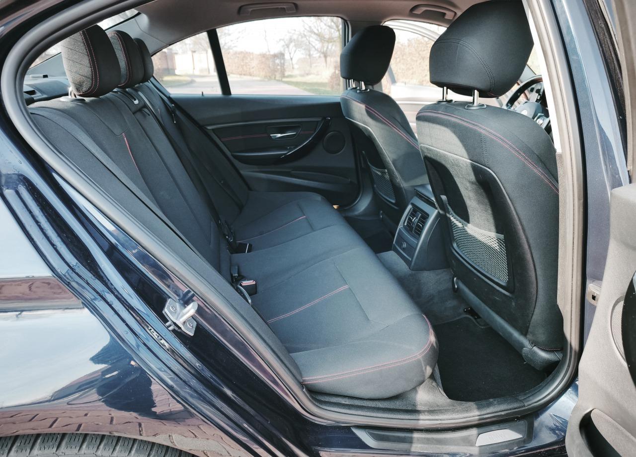 2012 BMW 335i, tmavomodrá sedan, 181 000 km