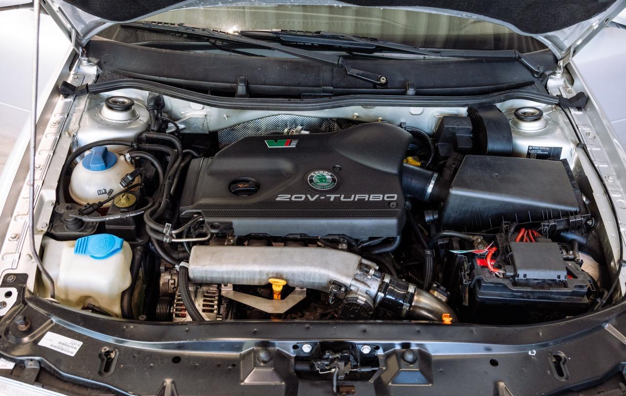 2002 Skoda Octavia RS, strieborná sedan, 192 200 km