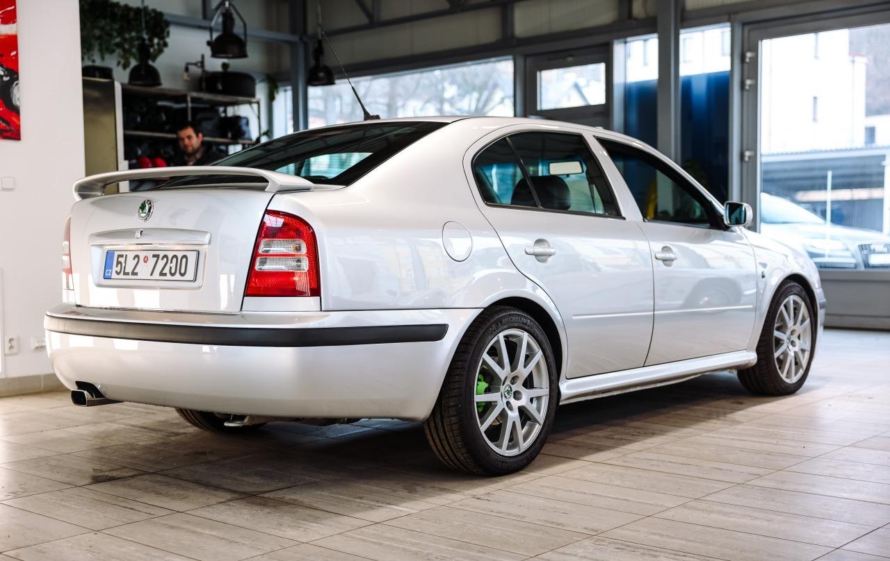 2002 Skoda Octavia RS, strieborná sedan, 192 200 km