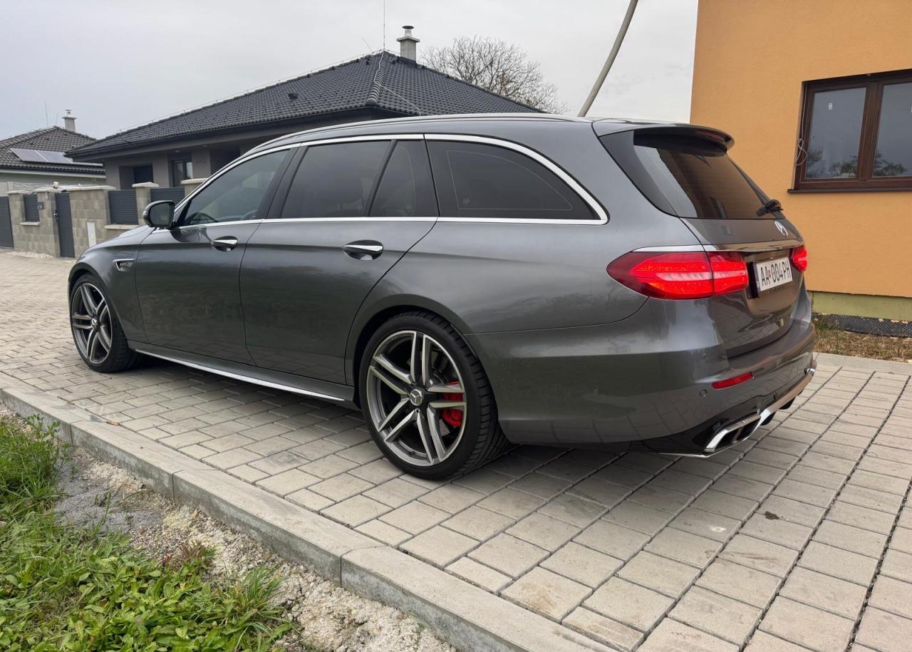 2019 Mercedes-Benz E 63 AMG S, sivá kombi, 189 900 km