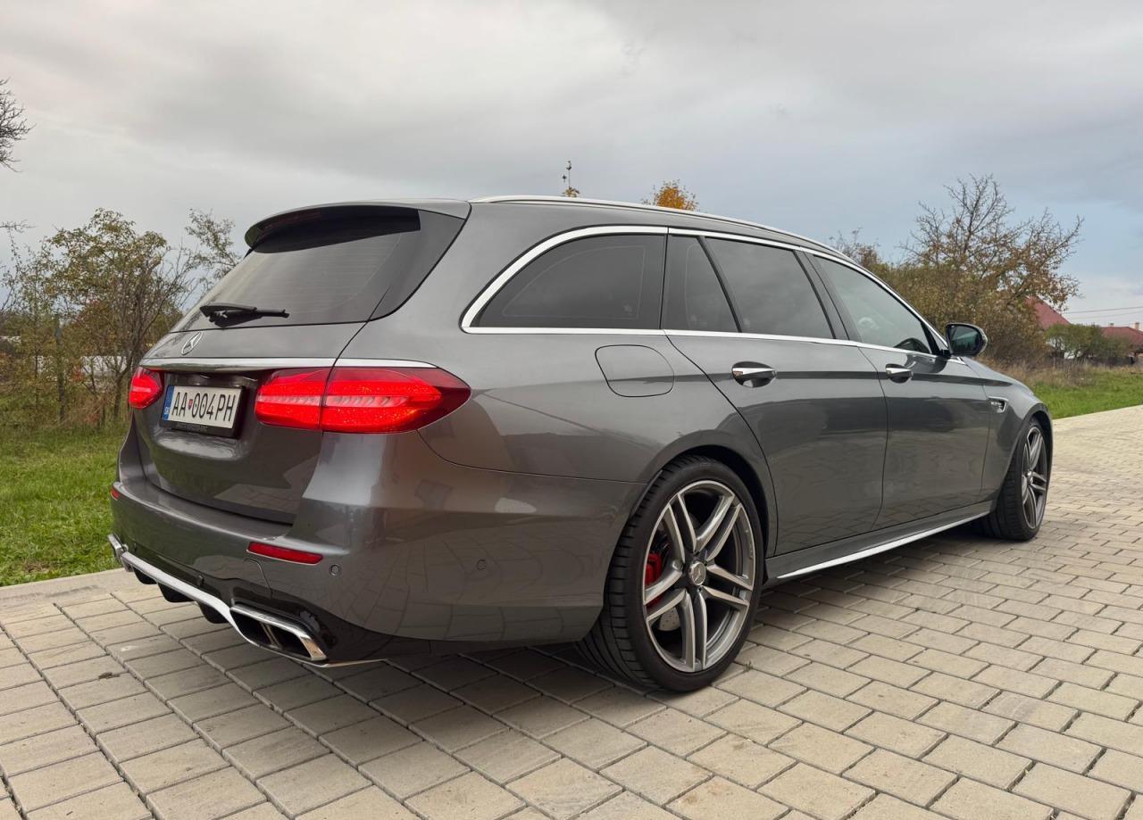 2019 Mercedes-Benz E 63 AMG S, sivá kombi, 189 900 km
