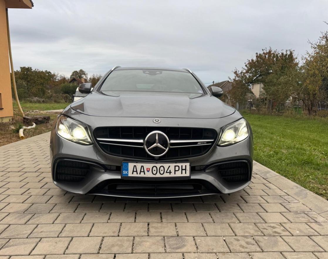 2019 Mercedes-Benz E 63 AMG S, sivá kombi, 189 900 km