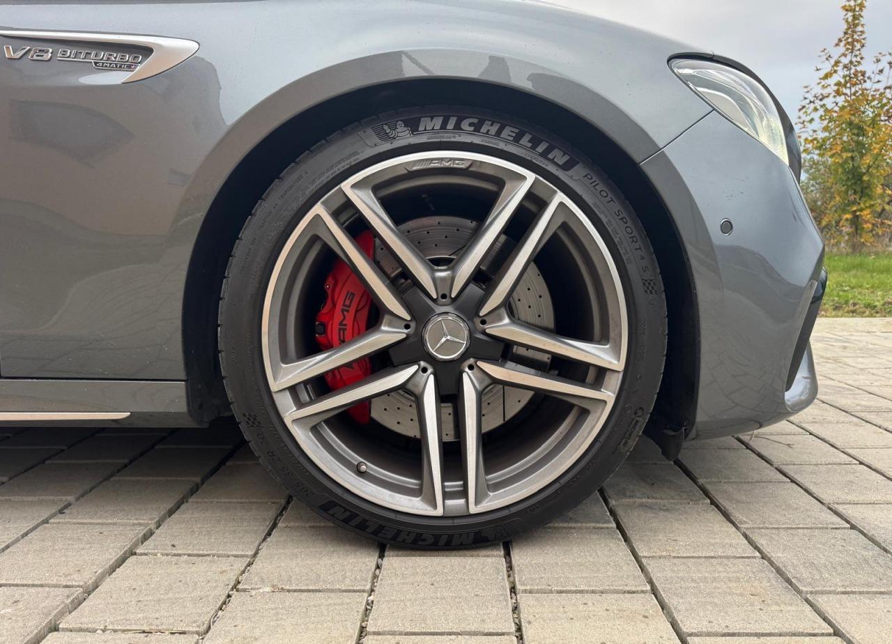 2019 Mercedes-Benz E 63 AMG S, sivá kombi, 189 900 km