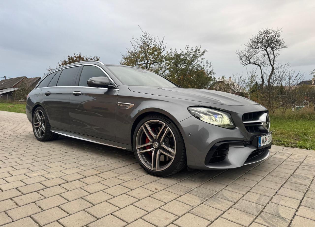 2019 Mercedes-Benz E 63 AMG S, sivá kombi, 189 900 km