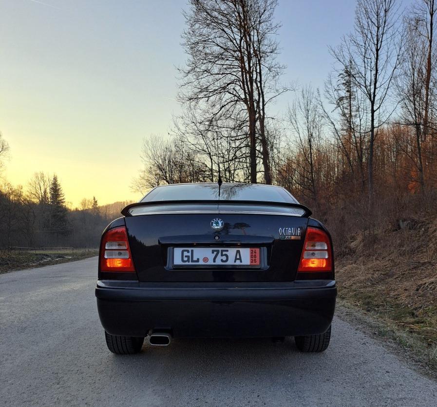 2002 Skoda Octavia RS, čierna sedan, 78 000 km