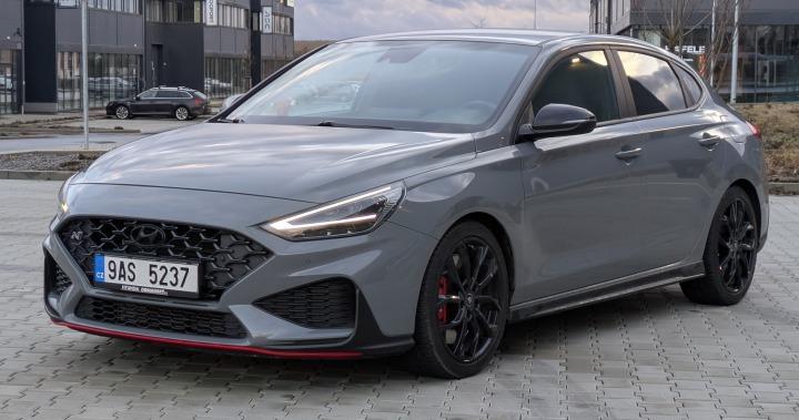 2023 Hyundai i30 N, sivá hatchback, 50 220 km