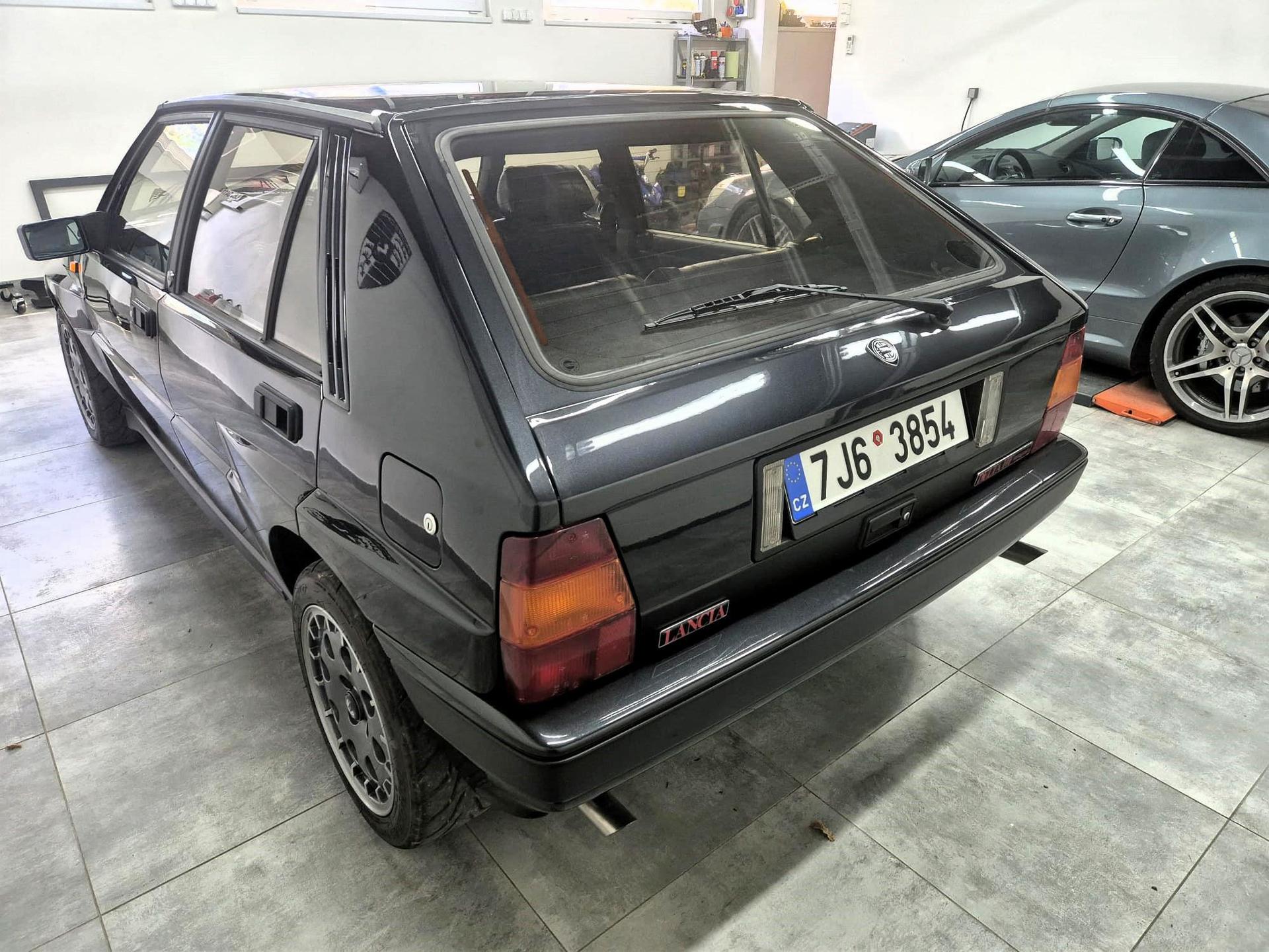 1991 Lancia Delta HF Integrale, čierna hatchback, 83 000 km