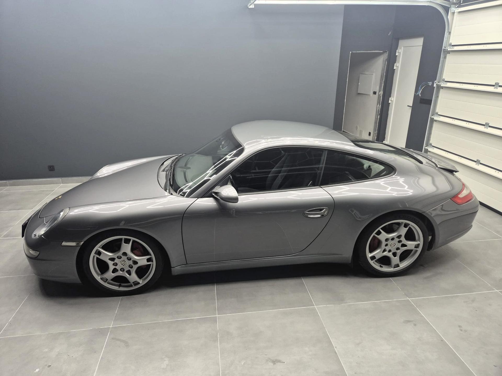 2005 Porsche 997 Carrera S, strieborná kupé, 42 000 km