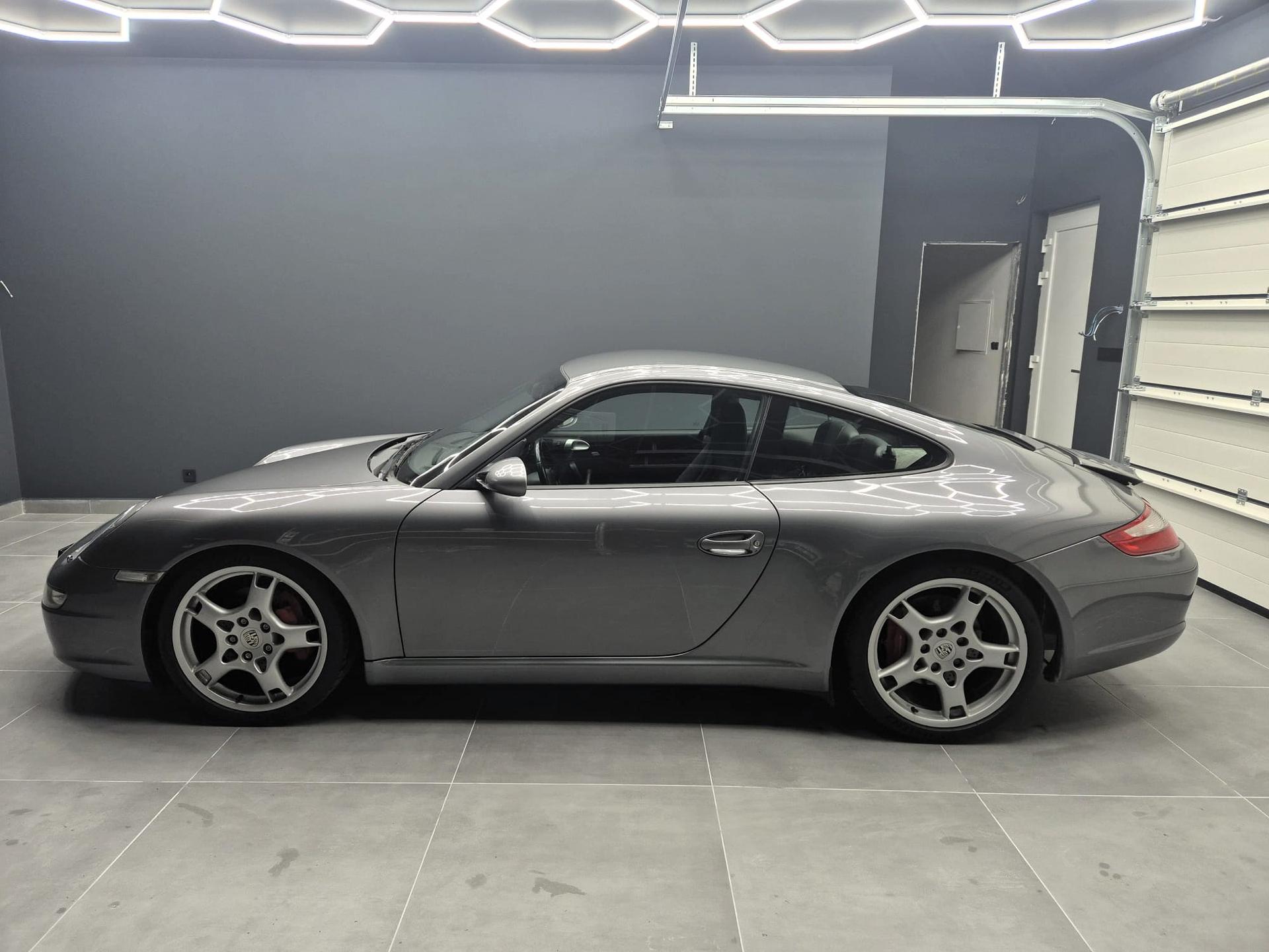 2005 Porsche 997 Carrera S, strieborná kupé, 42 000 km