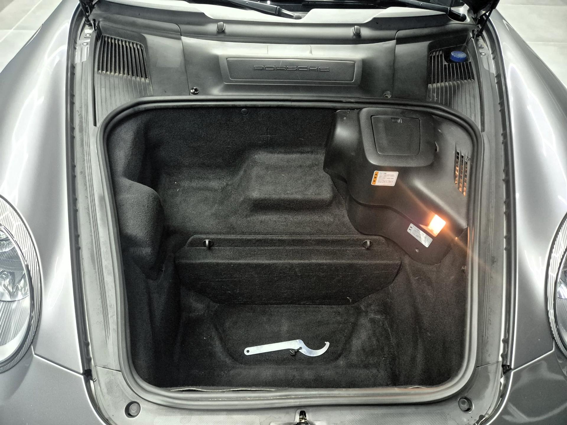 2005 Porsche 997 Carrera S, strieborná kupé, 42 000 km