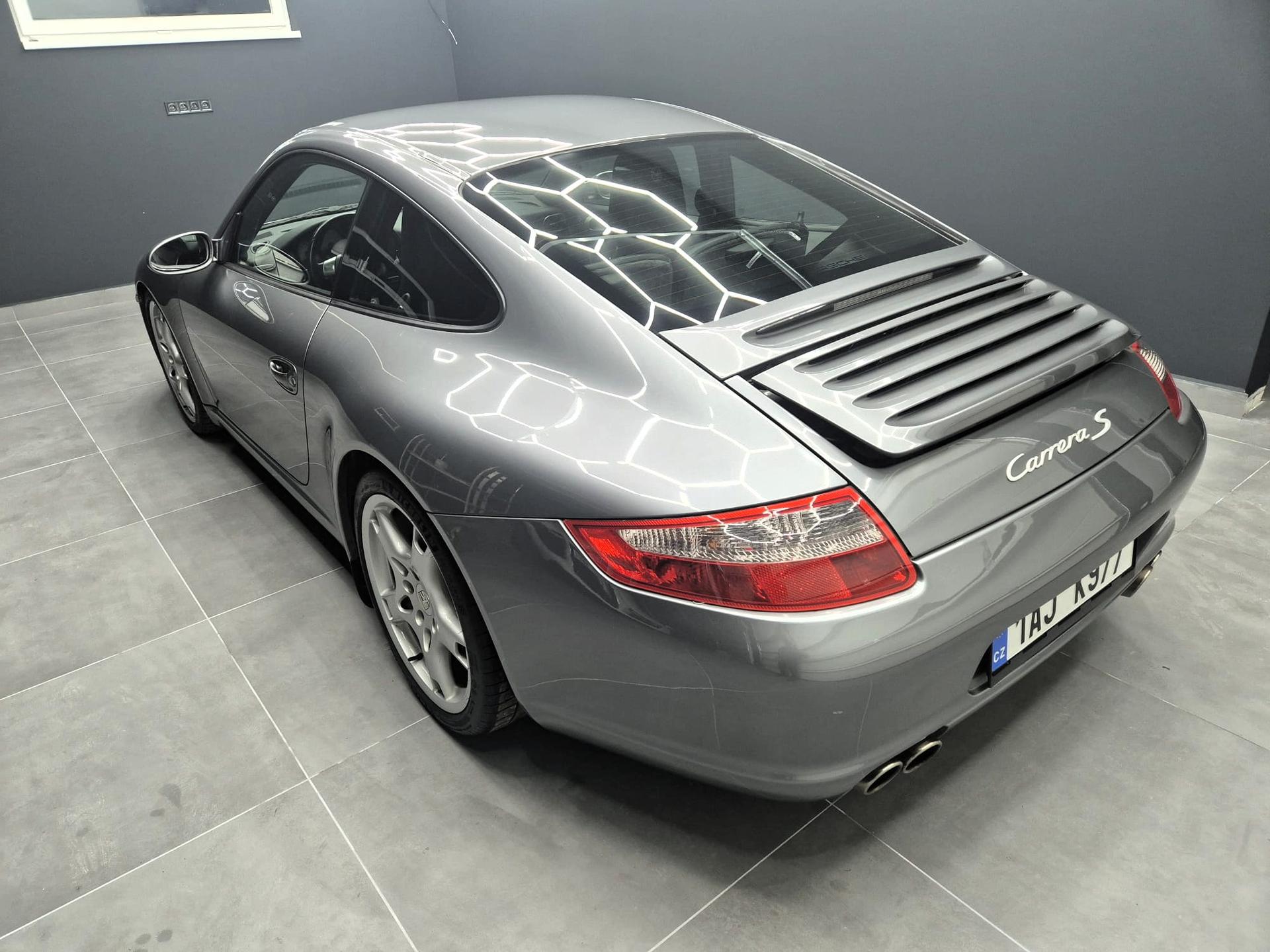 2005 Porsche 997 Carrera S, strieborná kupé, 42 000 km