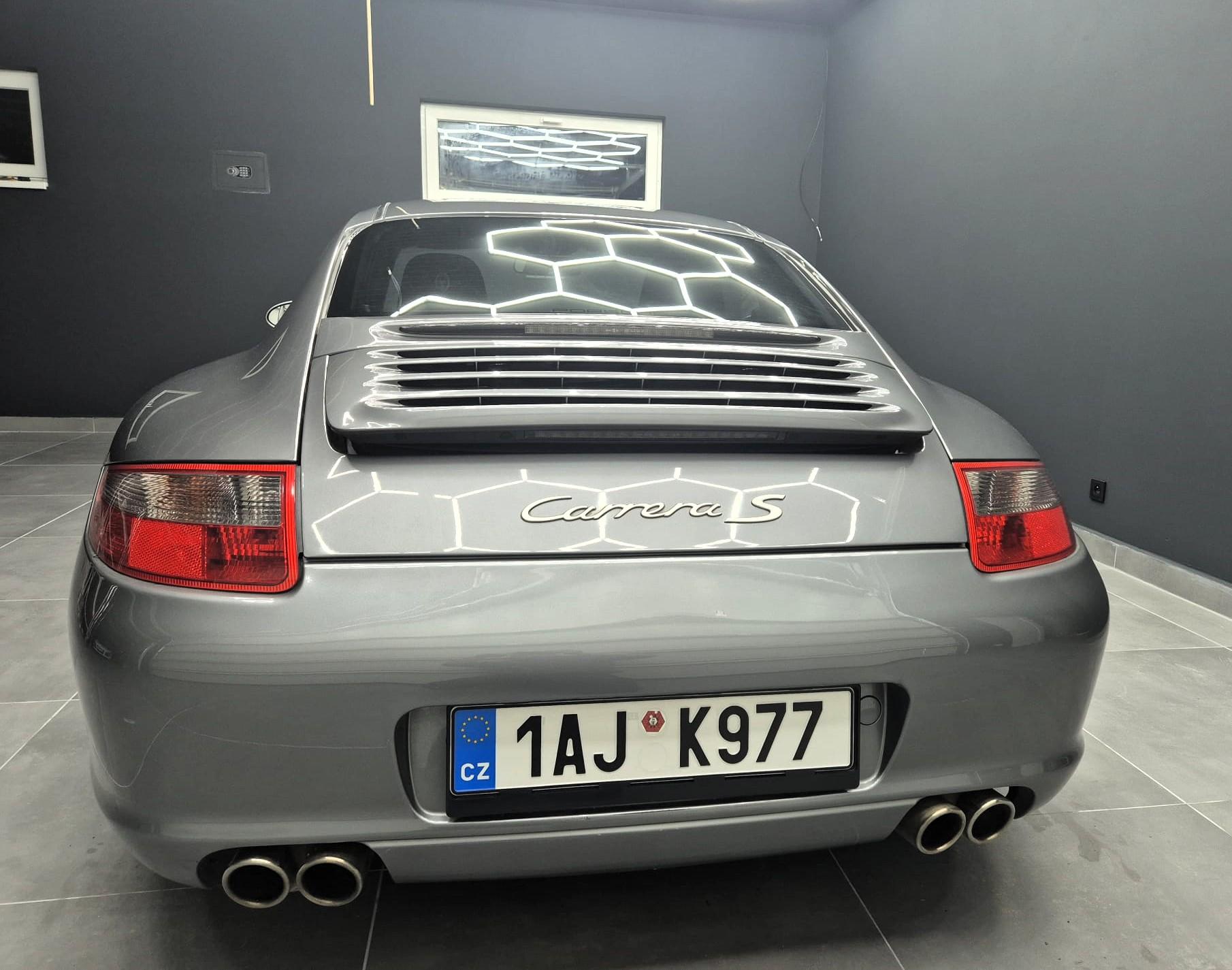 2005 Porsche 997 Carrera S, strieborná kupé, 42 000 km