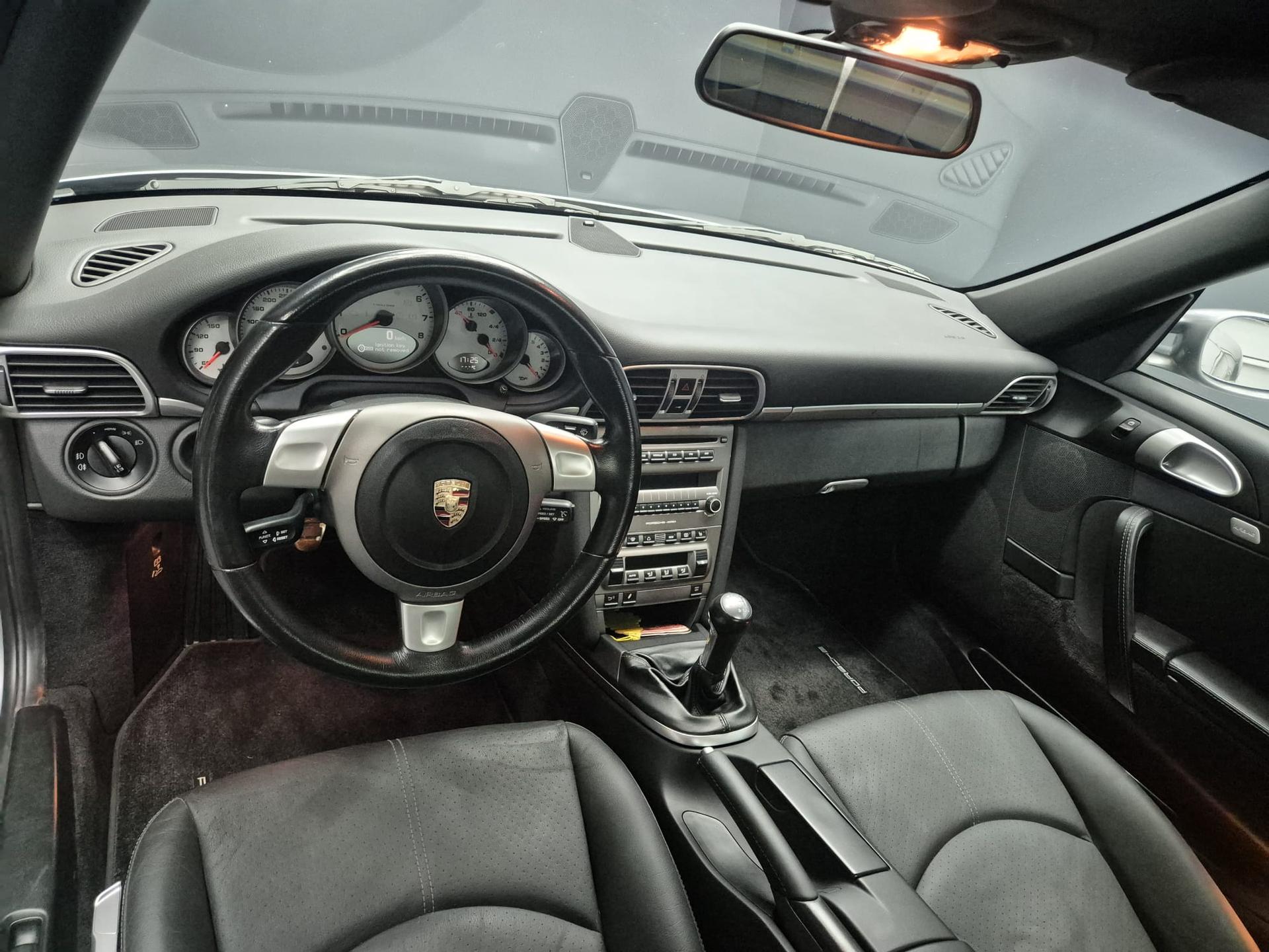 2005 Porsche 997 Carrera S, strieborná kupé, 42 000 km